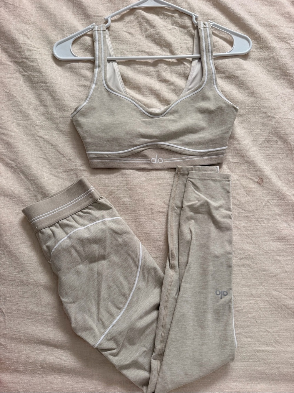 ALO Yoga Beige Seamless Scoop-Neck Sports Bra & Leggings Set